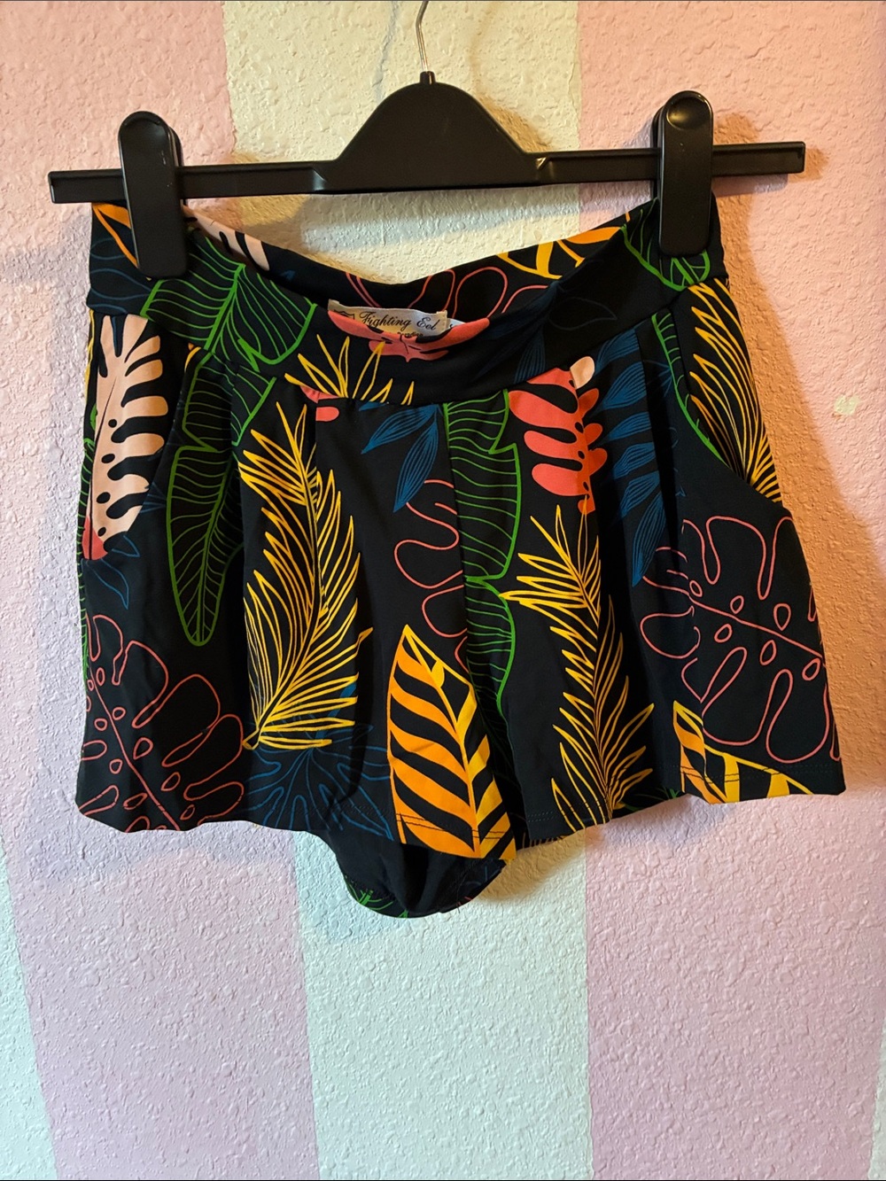 Fighting Eel Black Tropical Leaf Om shorts